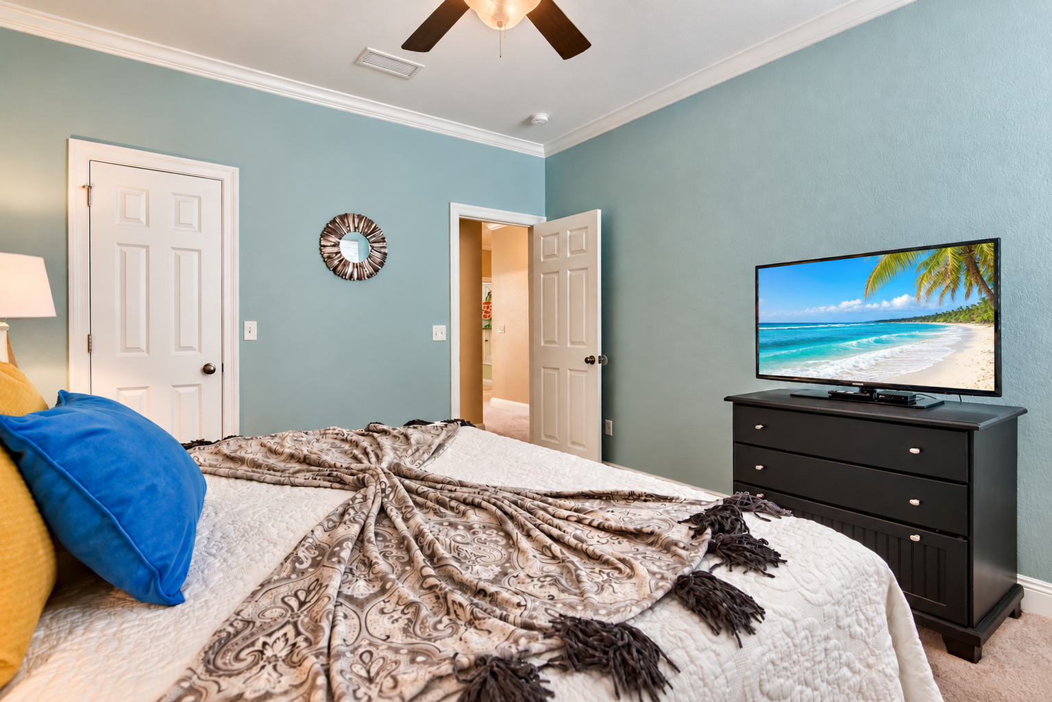Bedroom 2 - Second Floor (King Bed)