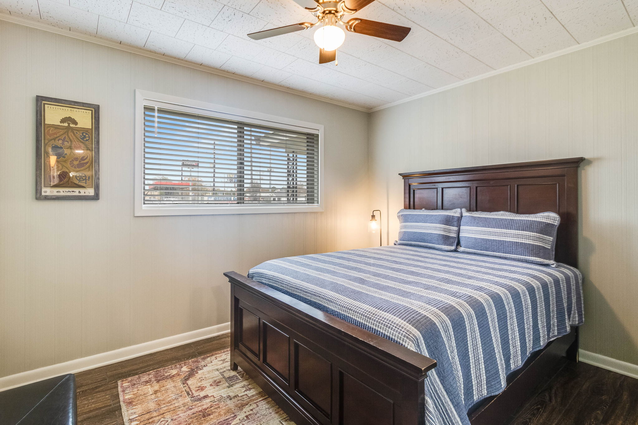 Bedroom w/ Queen Bed