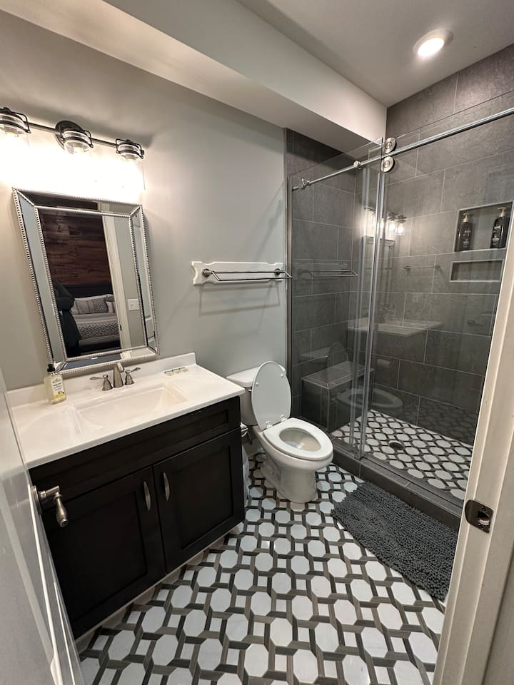 ensuite bath to second main level room