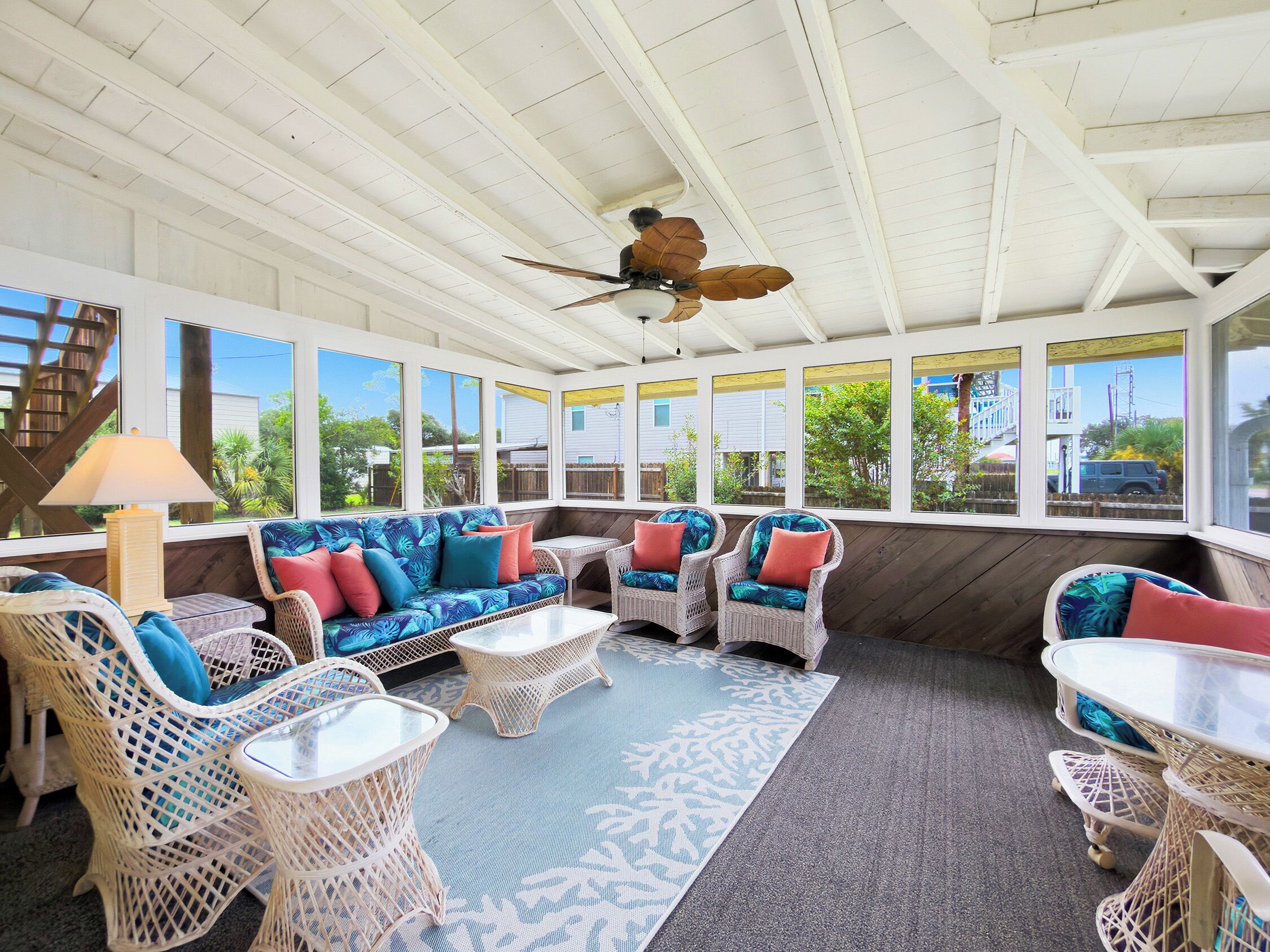 Screened in porch with plenty of seating