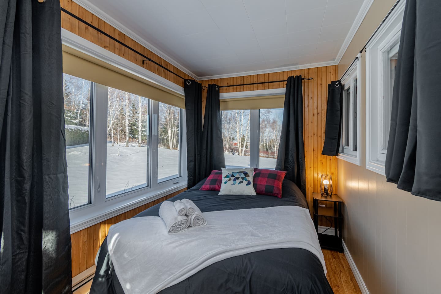 Chambre #3 avec un lit double.