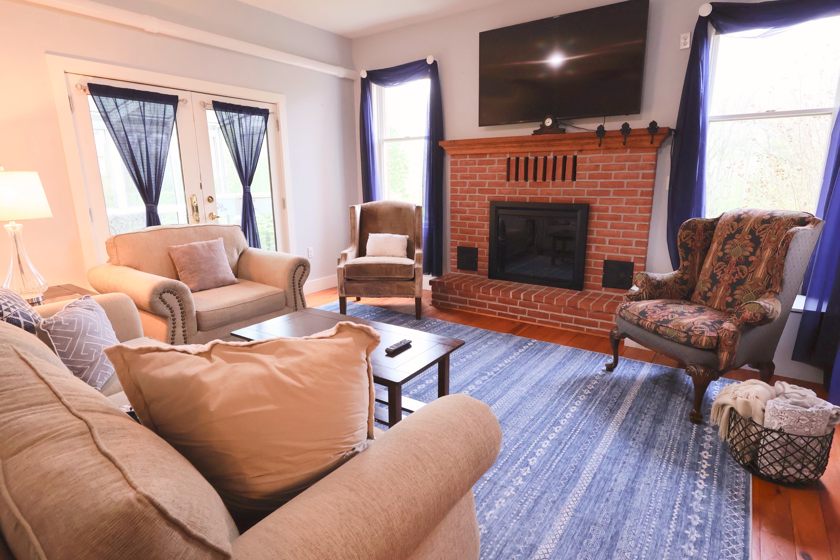 High ceilings. Tall windows. Space. Make yourself comfortable!