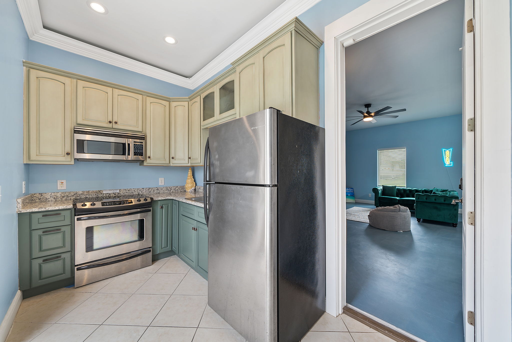 Kitchenette by the pool with a fridge, microwave and a double sink... Perfect for morning risers and midnight snackers