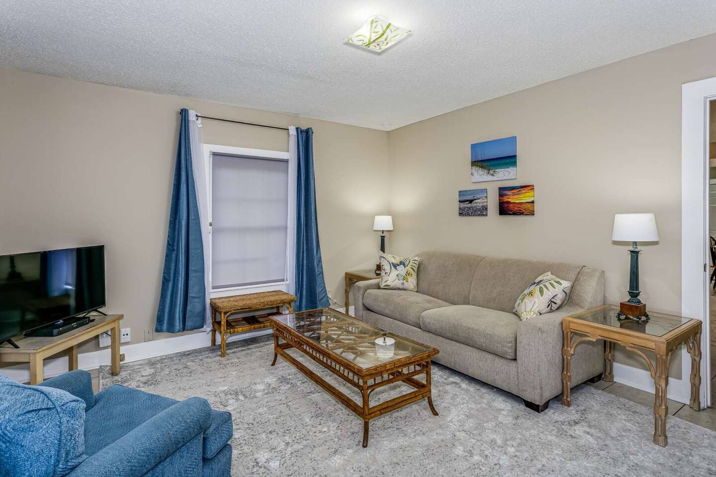 Relax in the tastefully decorated living room 
