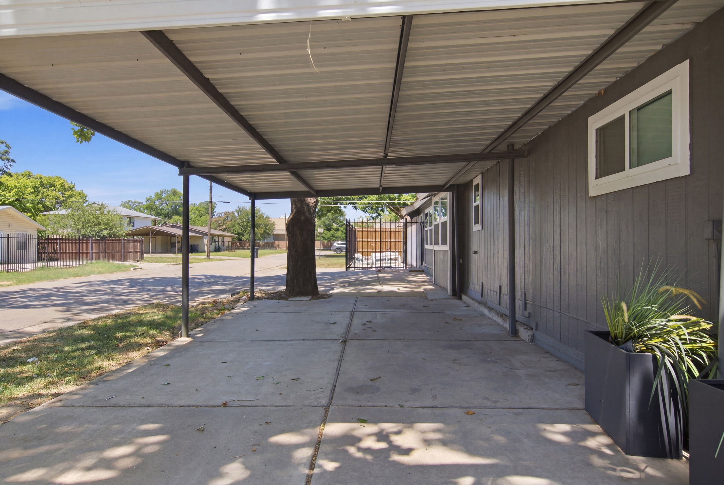 Enjoy shaded parking and easy access to your Arlington adventure!