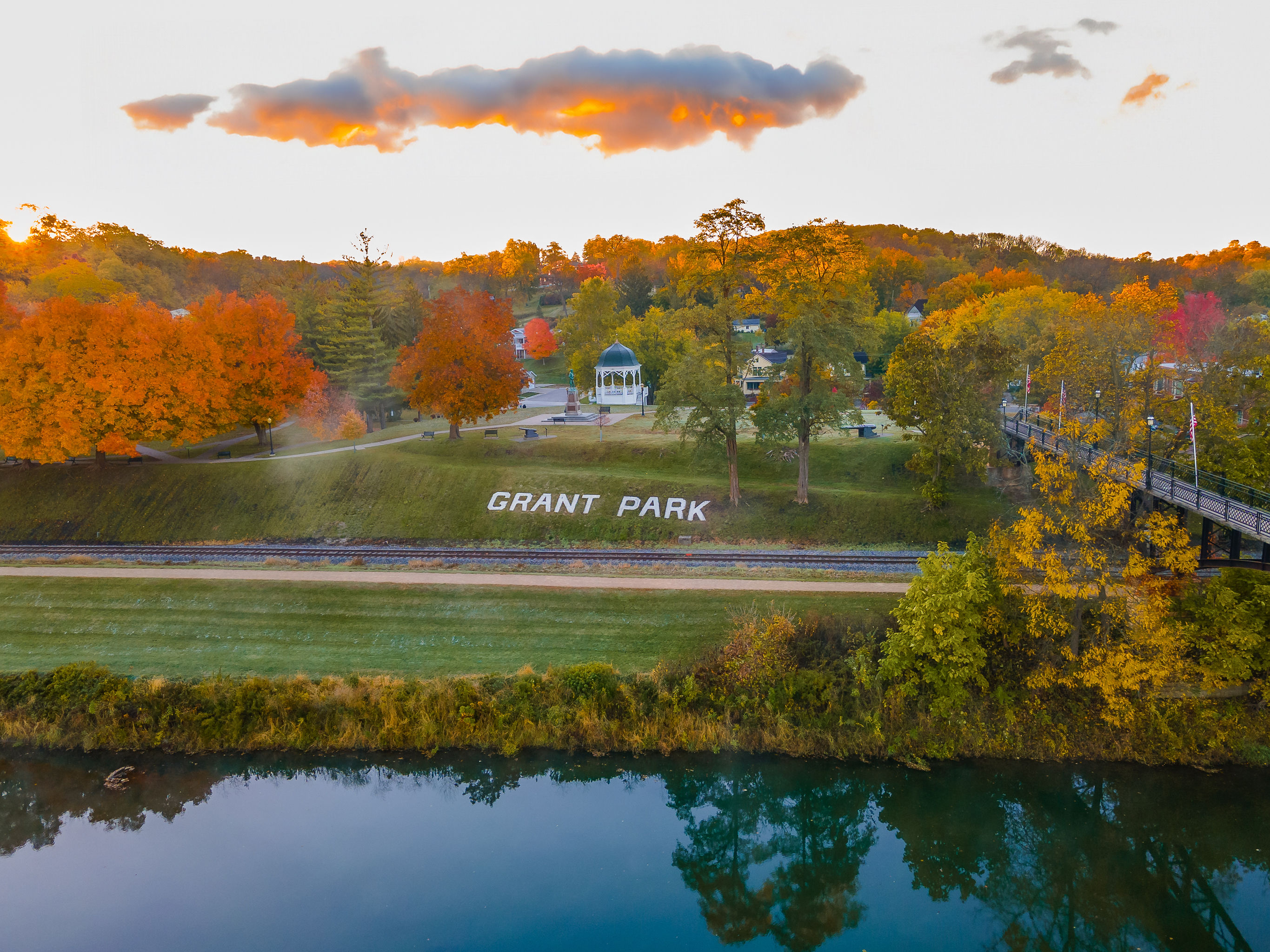 See fall colors- 10 Min drive to downtown Galena!