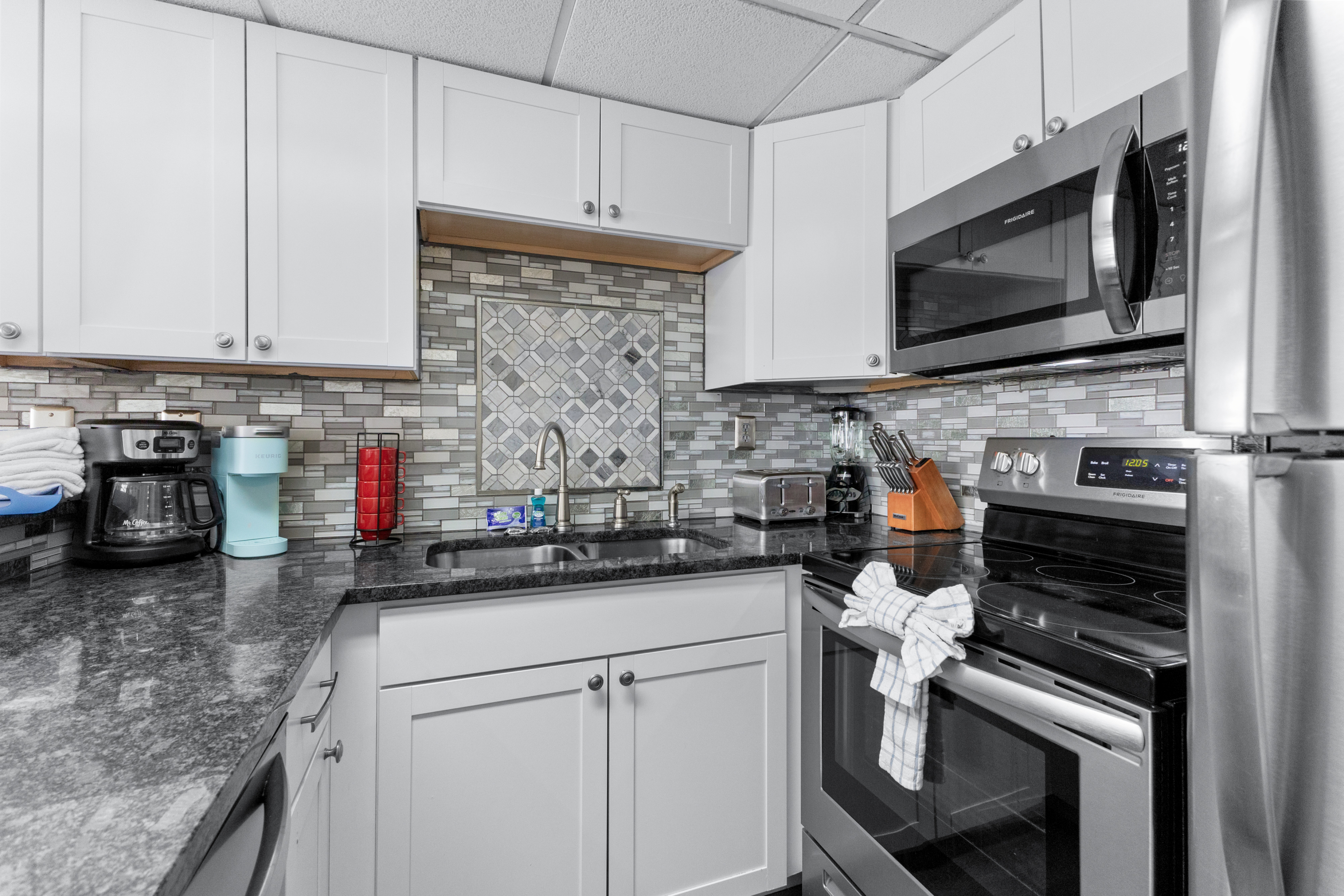 Equipped with cooking & dining necessities