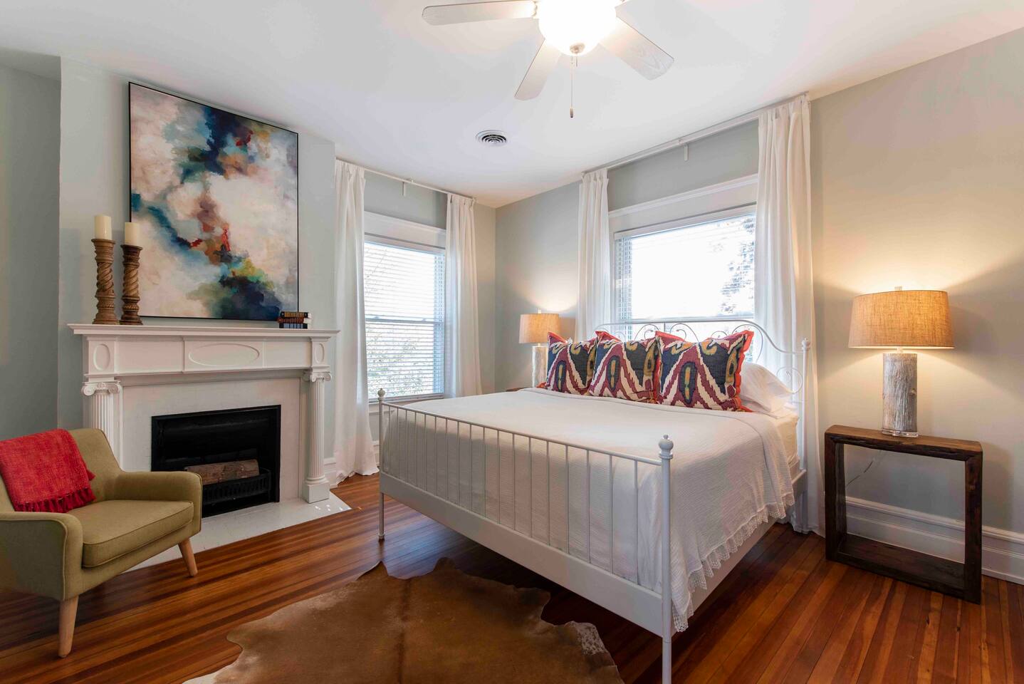 Bedroom 1 ~ 2nd Floor ~ King Size Bed ~ Attached Jack n Jill Bathroom ~ 40" Smart TV