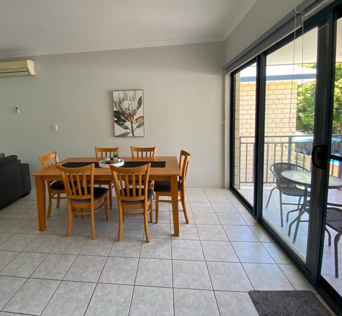 Dining & rear balcony