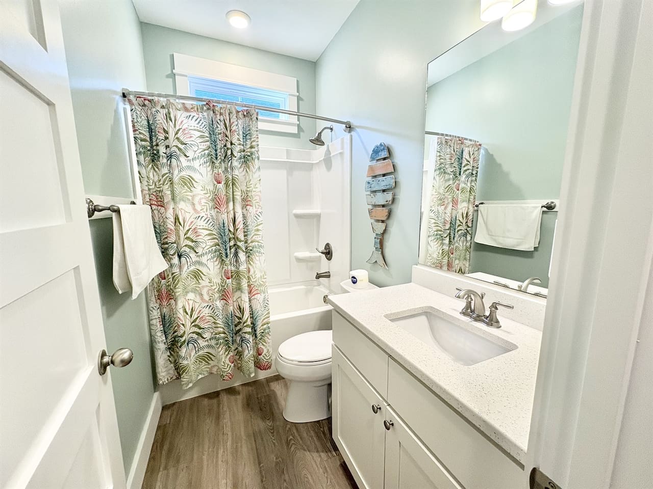 King Bedroom 1 ensuite bathroom with tub/shower combination