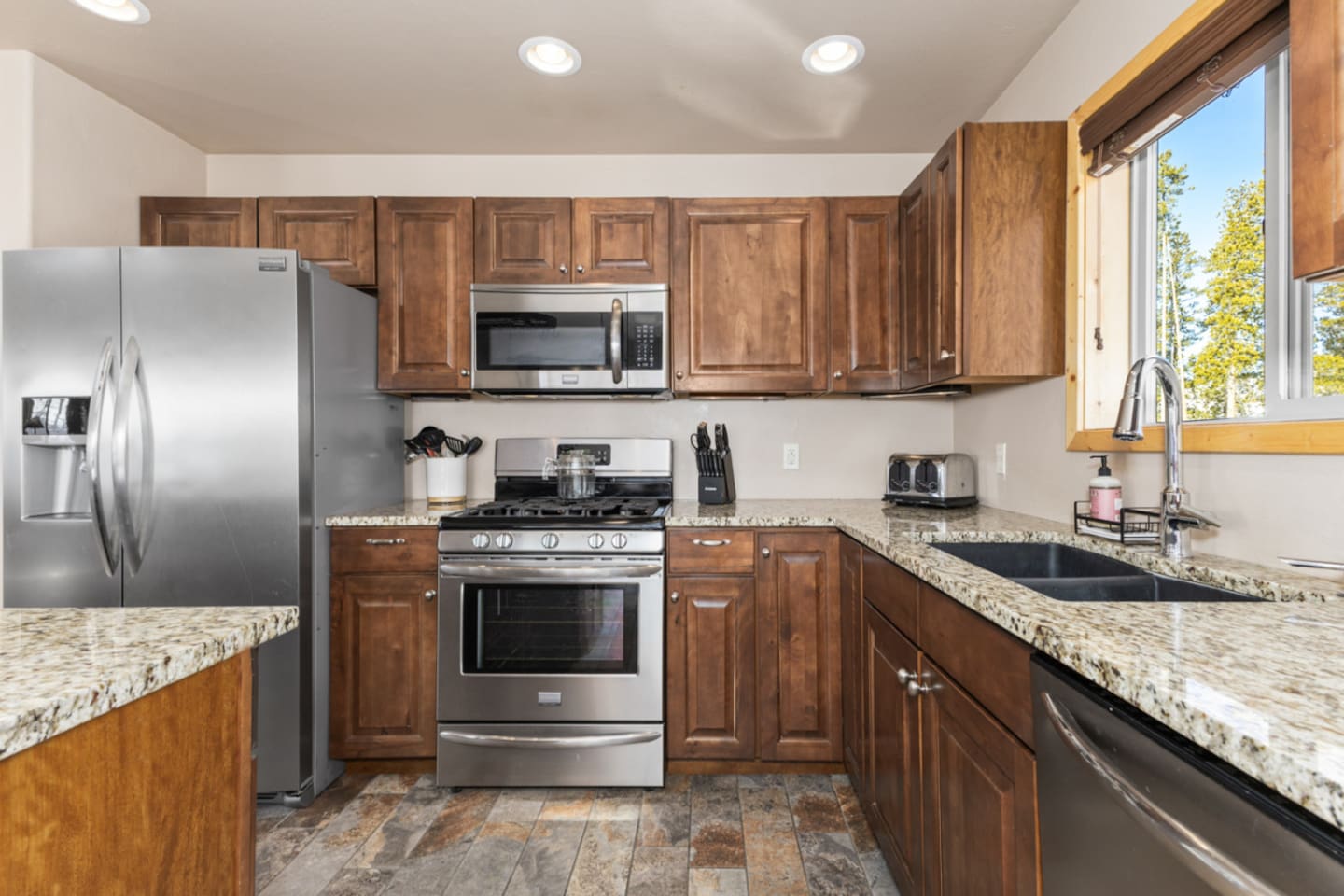 Kitchen | Fridge with 4 burner gas stove