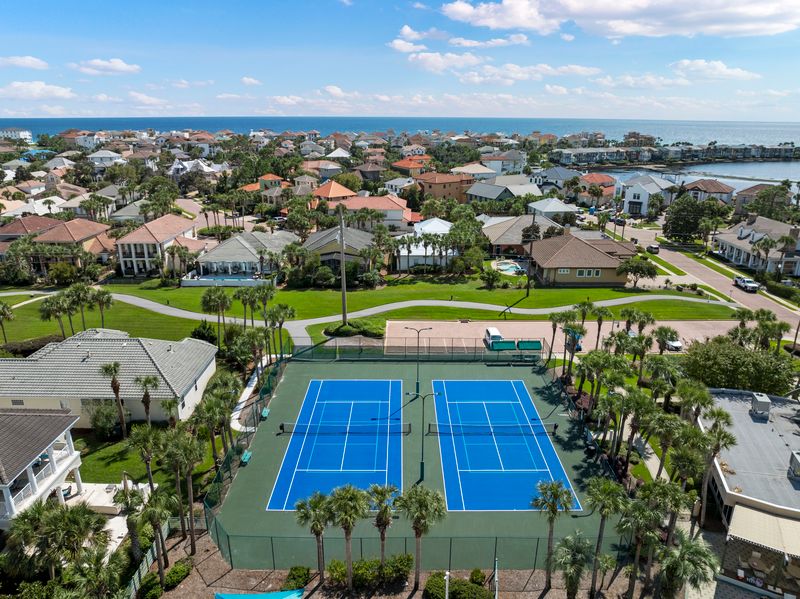 Clubhouse tennis courts — 4 rackets and 4 balls provided