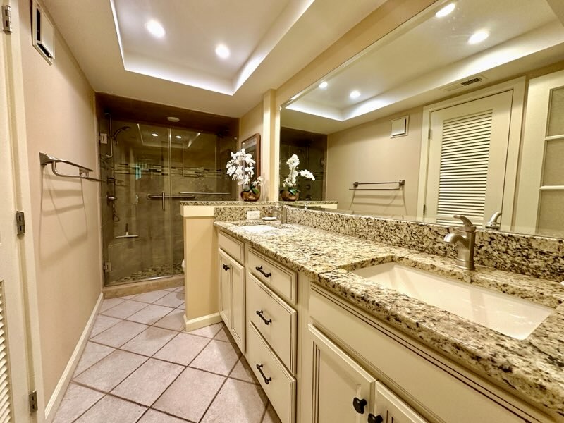 Primary Bathroom w/Double Vanity Sinks, Tiled Walk In Shower, and Walk In Closet