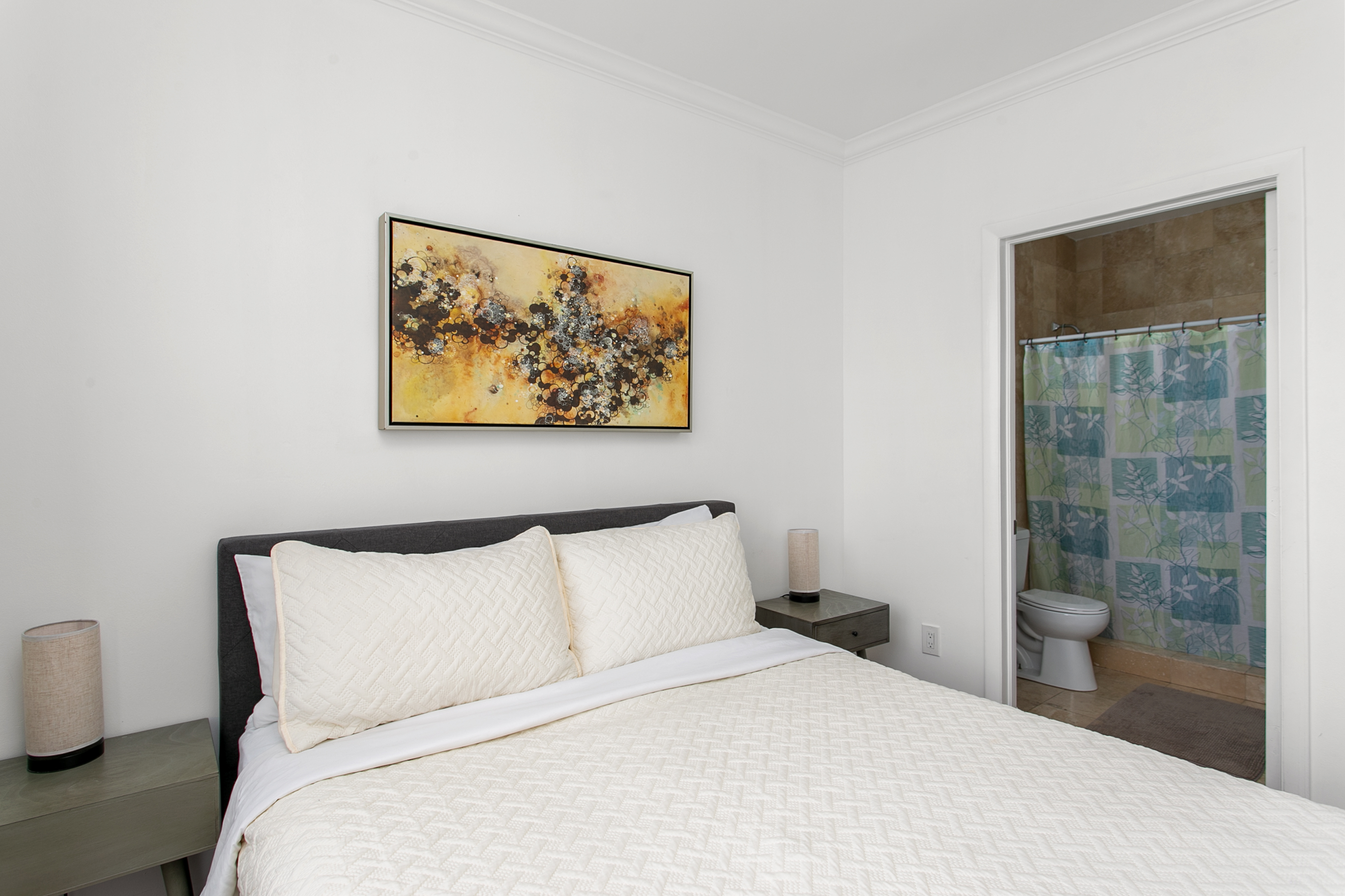 Guest Suite with en-suite bath