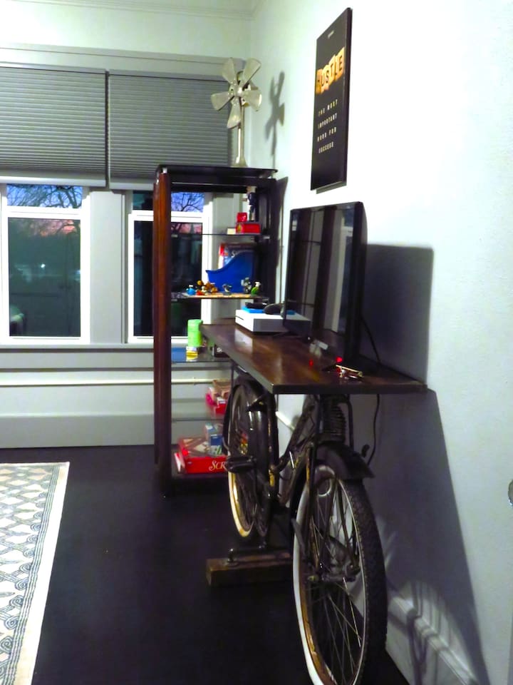 Whimsical Scrabble theme with lots of surprises.