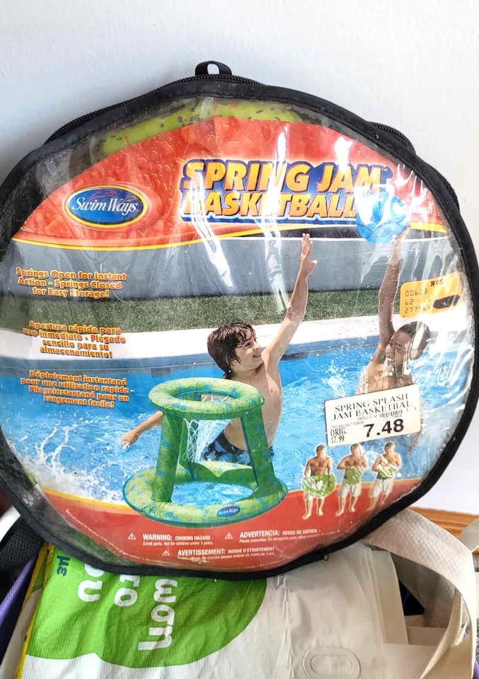 Water basketball hoop:
Located in the common area upstairs, shared between the guests.