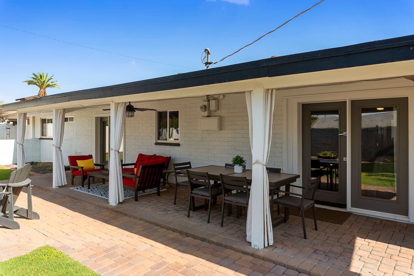 Plenty of sitting and dining space. Accomodate the whole family or group of friends.
