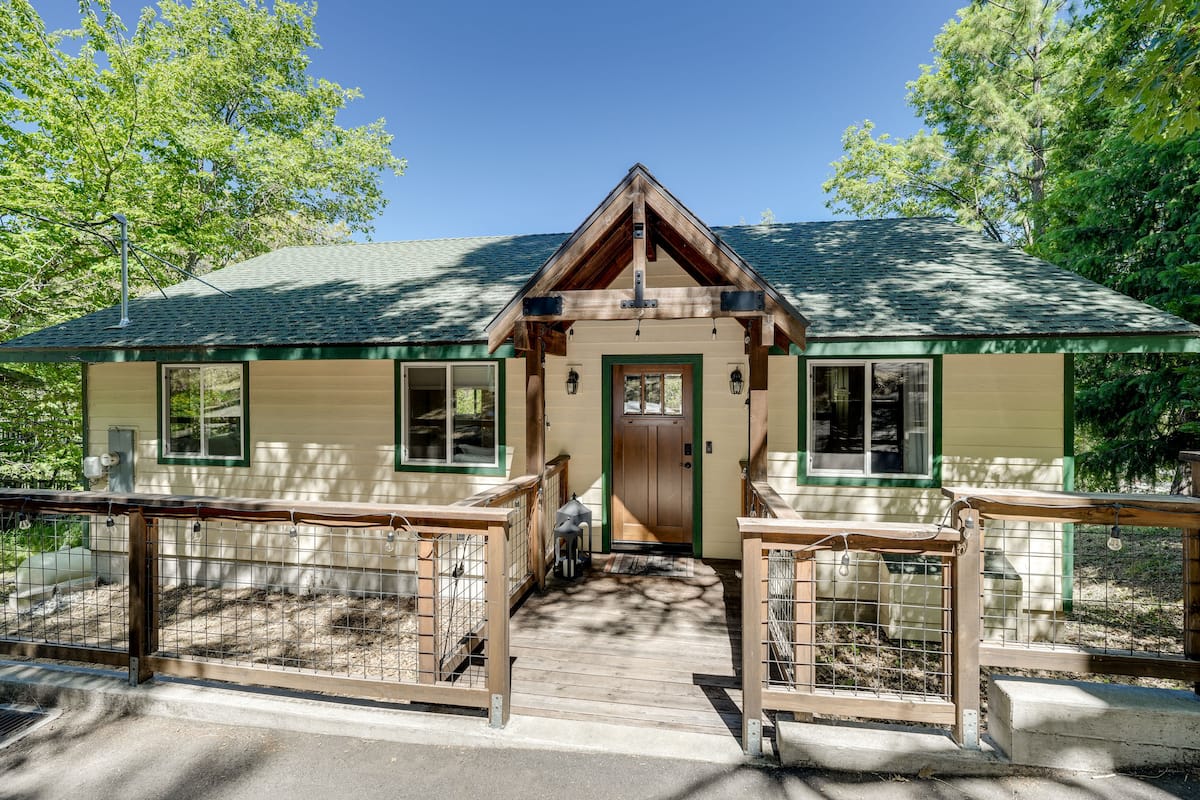 Private cabin retreat surrounded by trees—peaceful, yet just a 10-minute walk to downtown