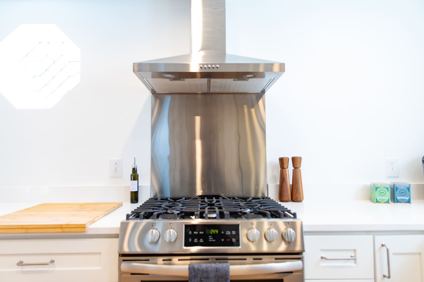 Gas stove with an exhaust hood, offering efficient cooking and ventilation for a smooth and pleasant cooking experience.