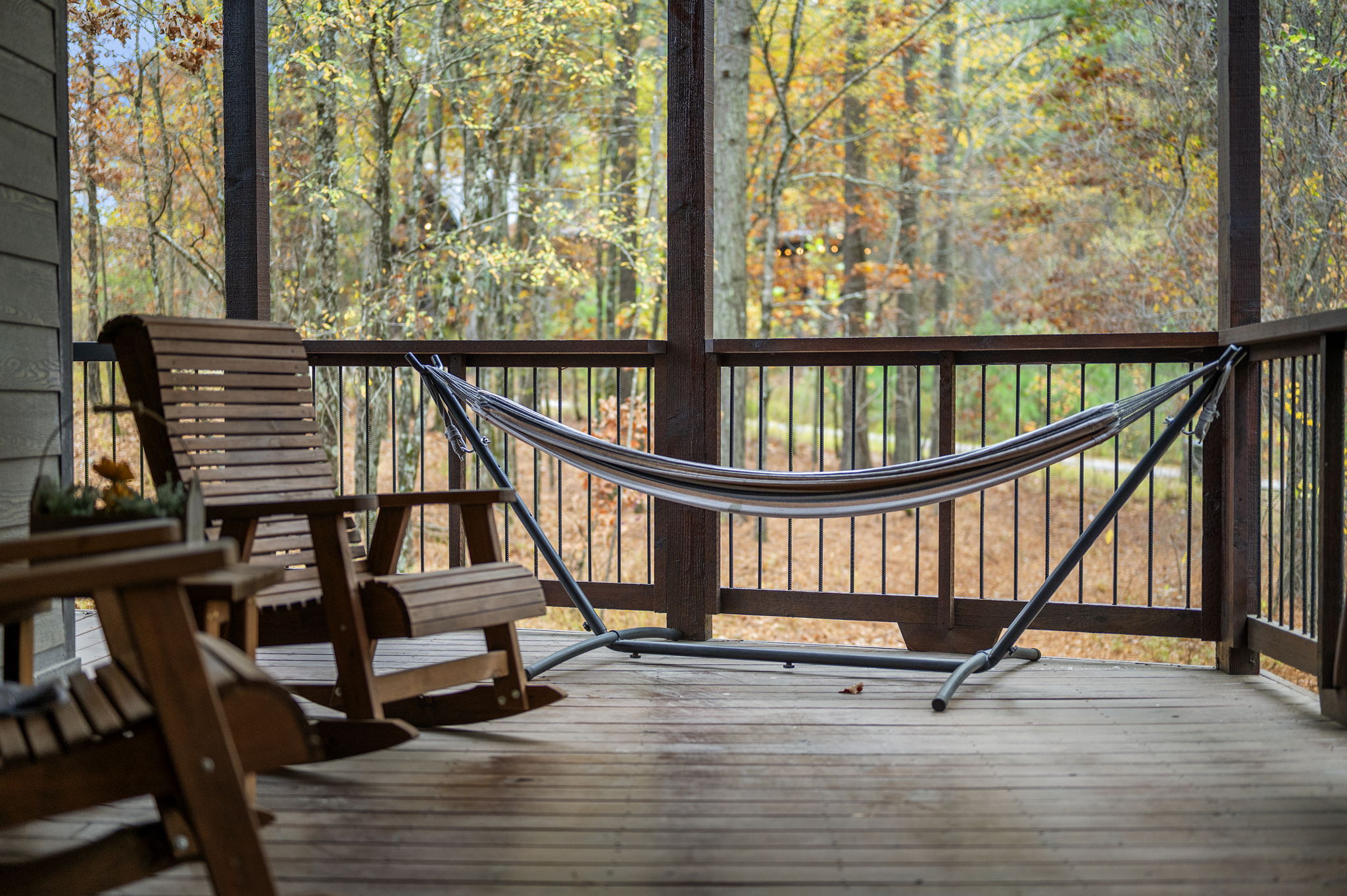 Round Here Buzz gives you room to breathe 🌲✨ A wrap around porch and a big back deck with a hot tub, outdoor fireplace, and comfy spots to sit and unwind. Kick back, soak, and enjoy every peaceful moment of your Hochatown escape 💫🔥🛁 