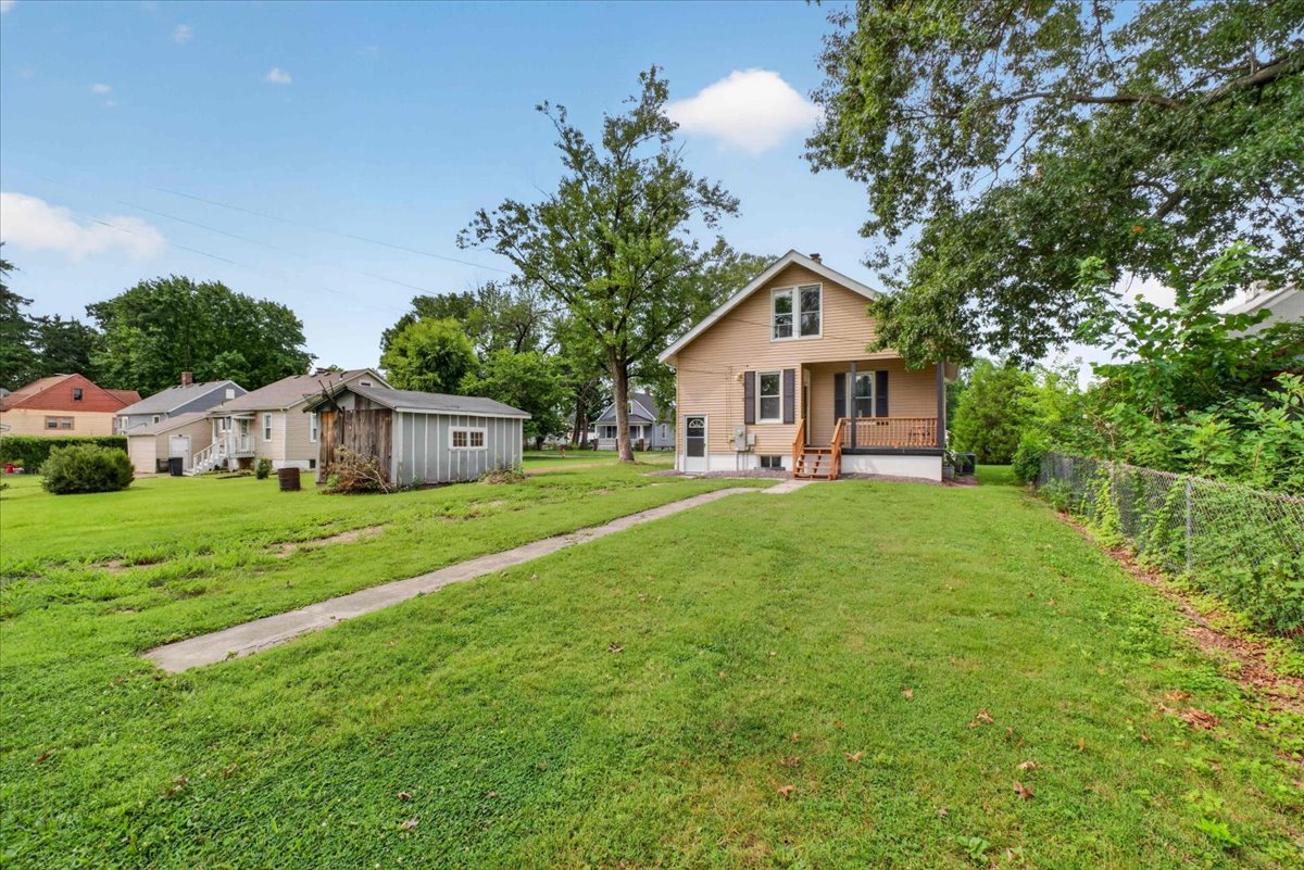 The backyard has so much space! You’ll love it!
