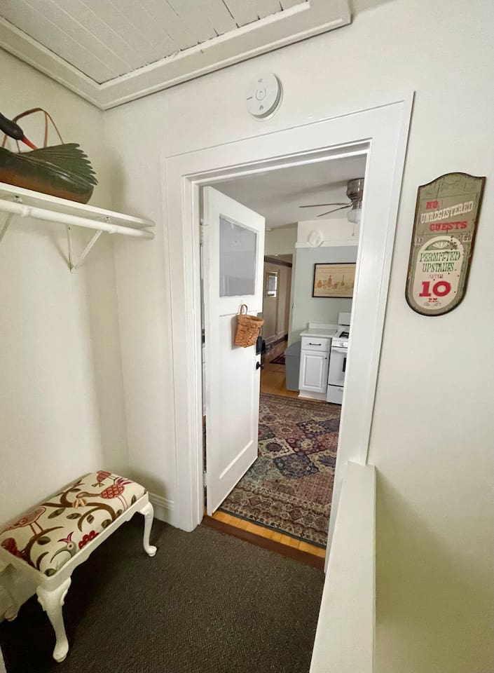 A comfortable entry area to drop off heavy jackets and unwind. 