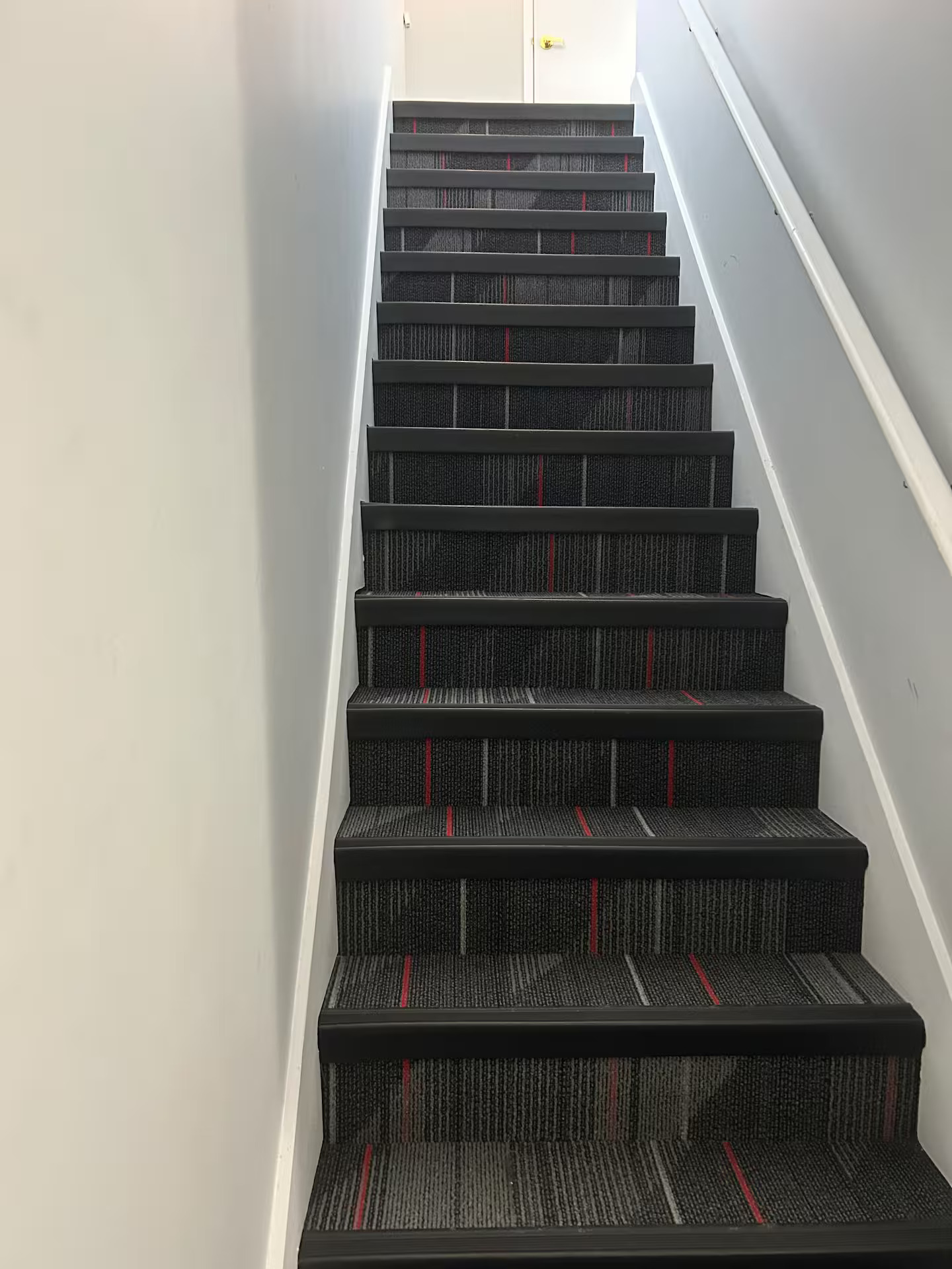 Il y a deux paliers d'escaliers ainsi à monter à l'intérieur du bâtiment pour arriver à l'appartement.