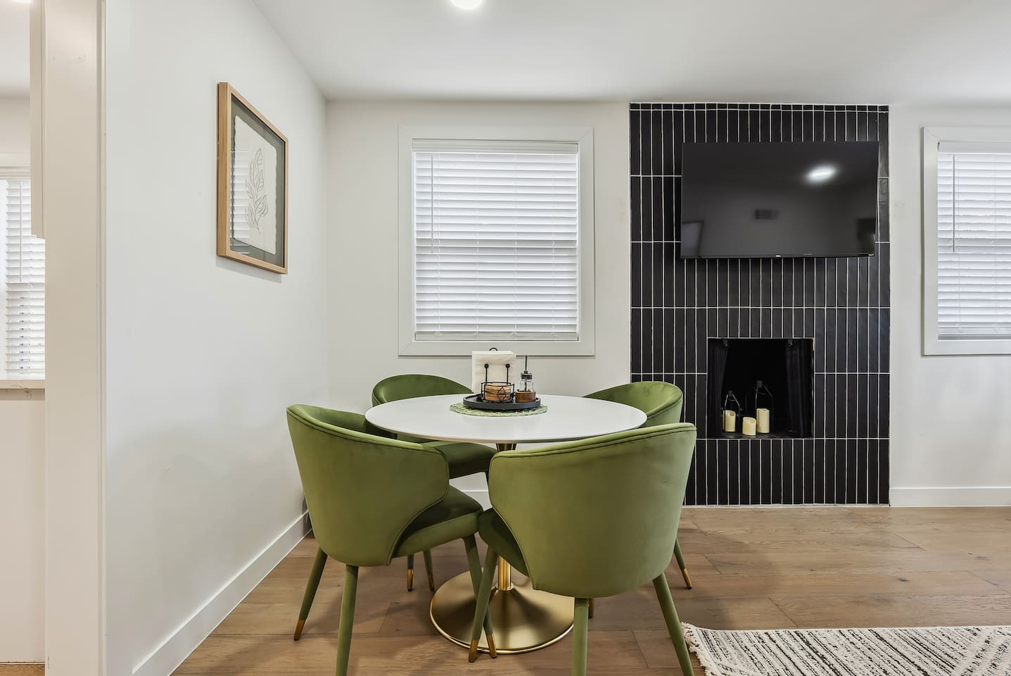 Comfortable dining area for 4.