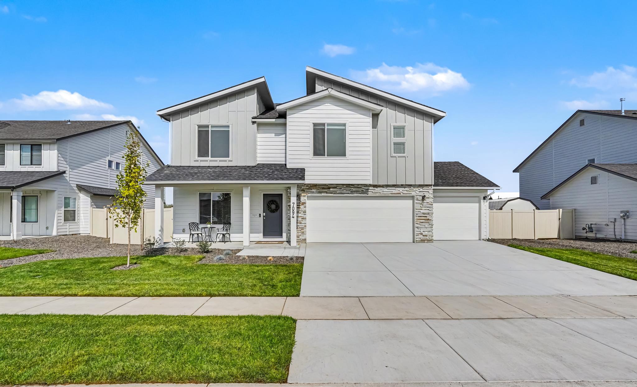Beautiful 5-bedroom, 3-full-bathroom home featuring oversized bedrooms, spacious living areas, and plenty of room for guests to relax and enjoy a comfortable stay.