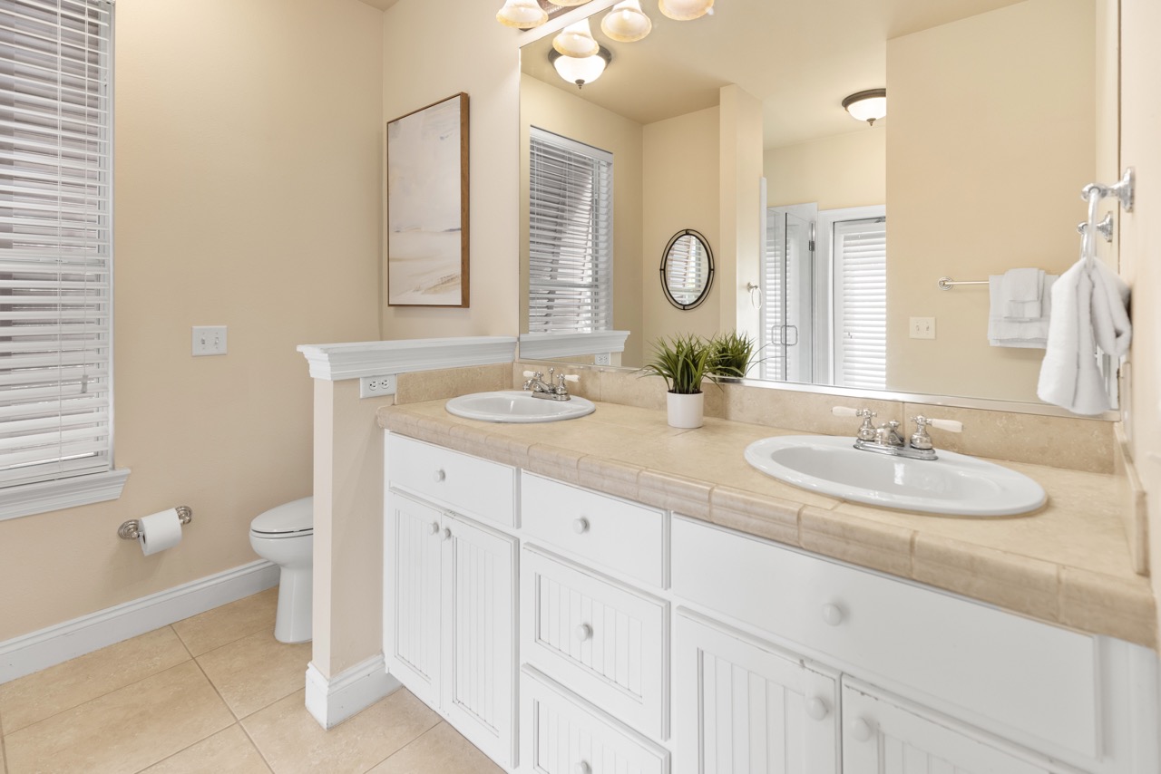 Master Bathroom (1st Floor)