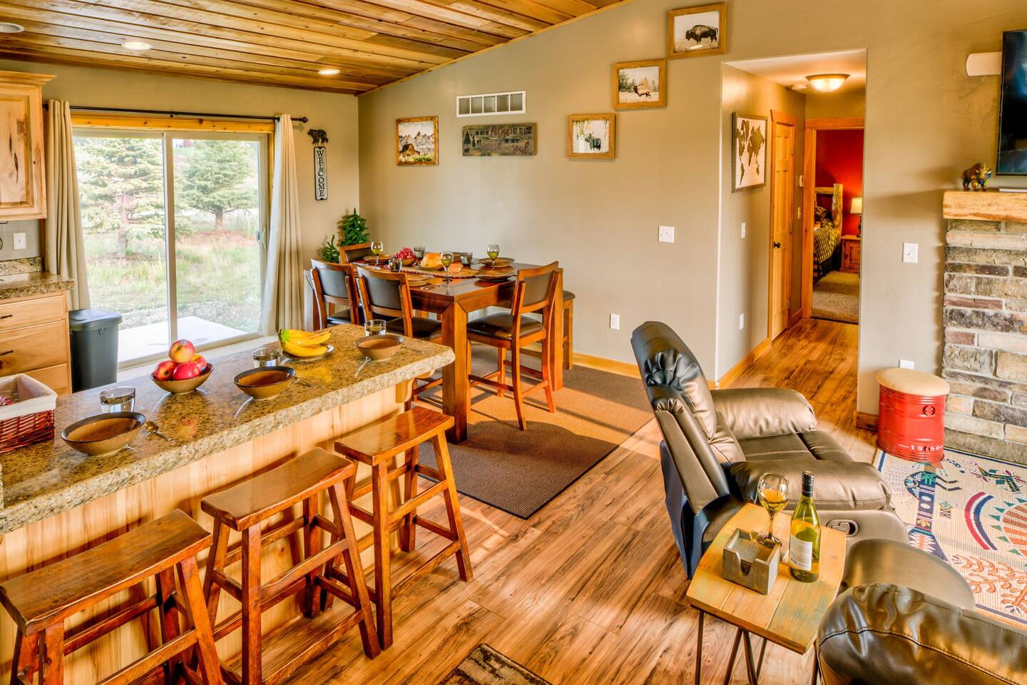 Breakfast bar and Dining area
