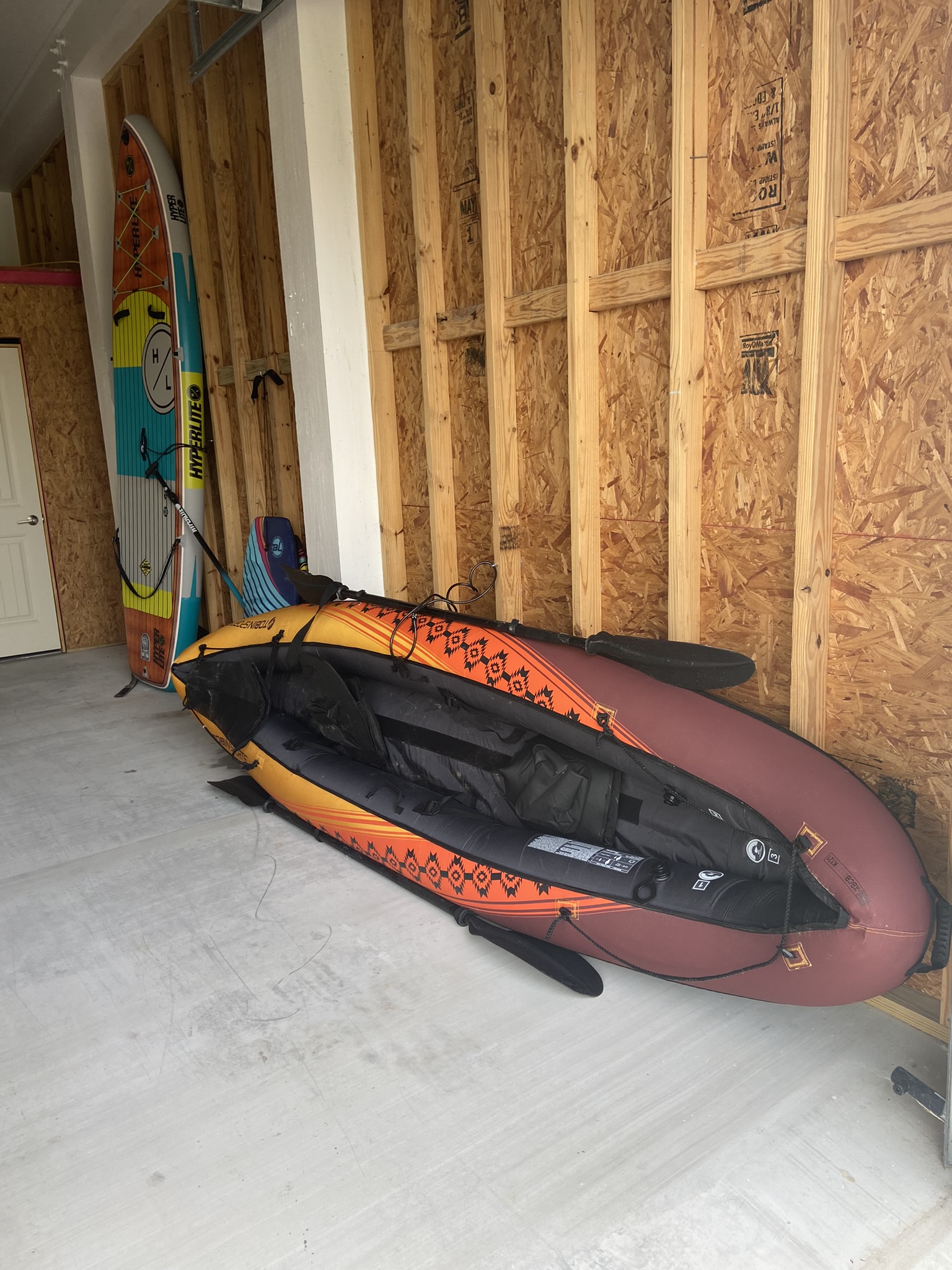 Stand up paddleboard and kayak are free to use with a security deposit.