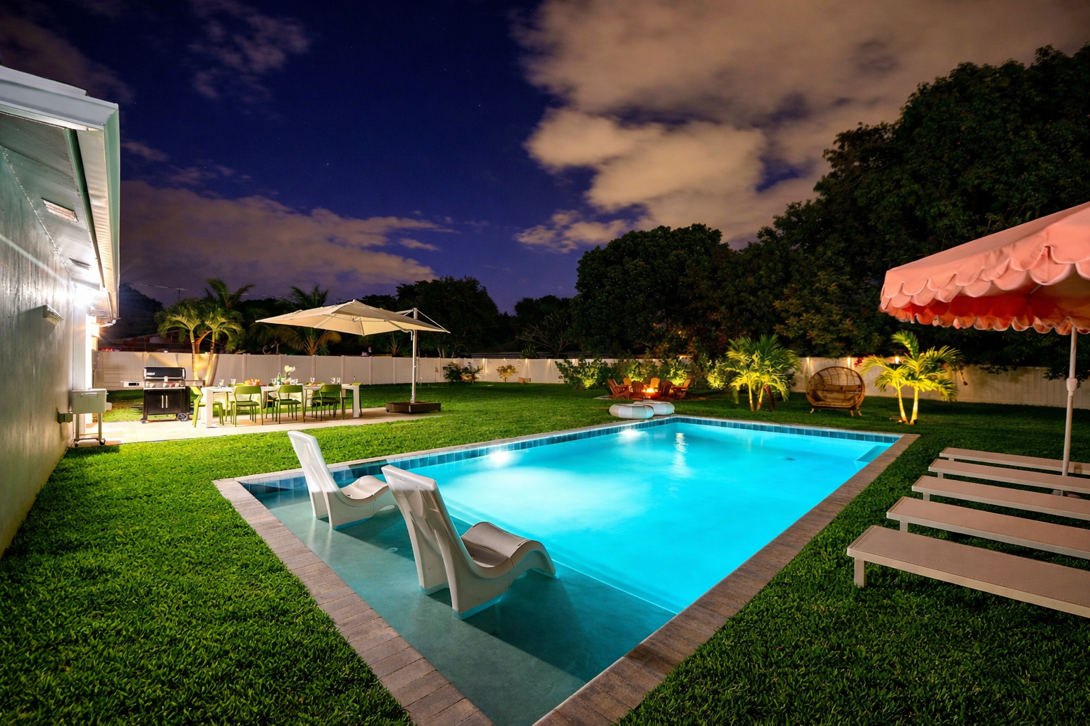 Golden hour melts into magic at Palms Oasis.
A private, fully fenced backyard glowing with pool lights, fire pit evenings, outdoor games, and unforgettable Palm Beach sunsets—designed for nights you’ll talk about long after the trip ends.