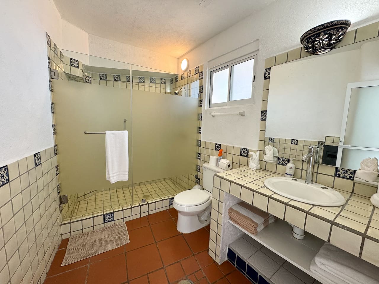 Full Bath for 3 Queen Beds