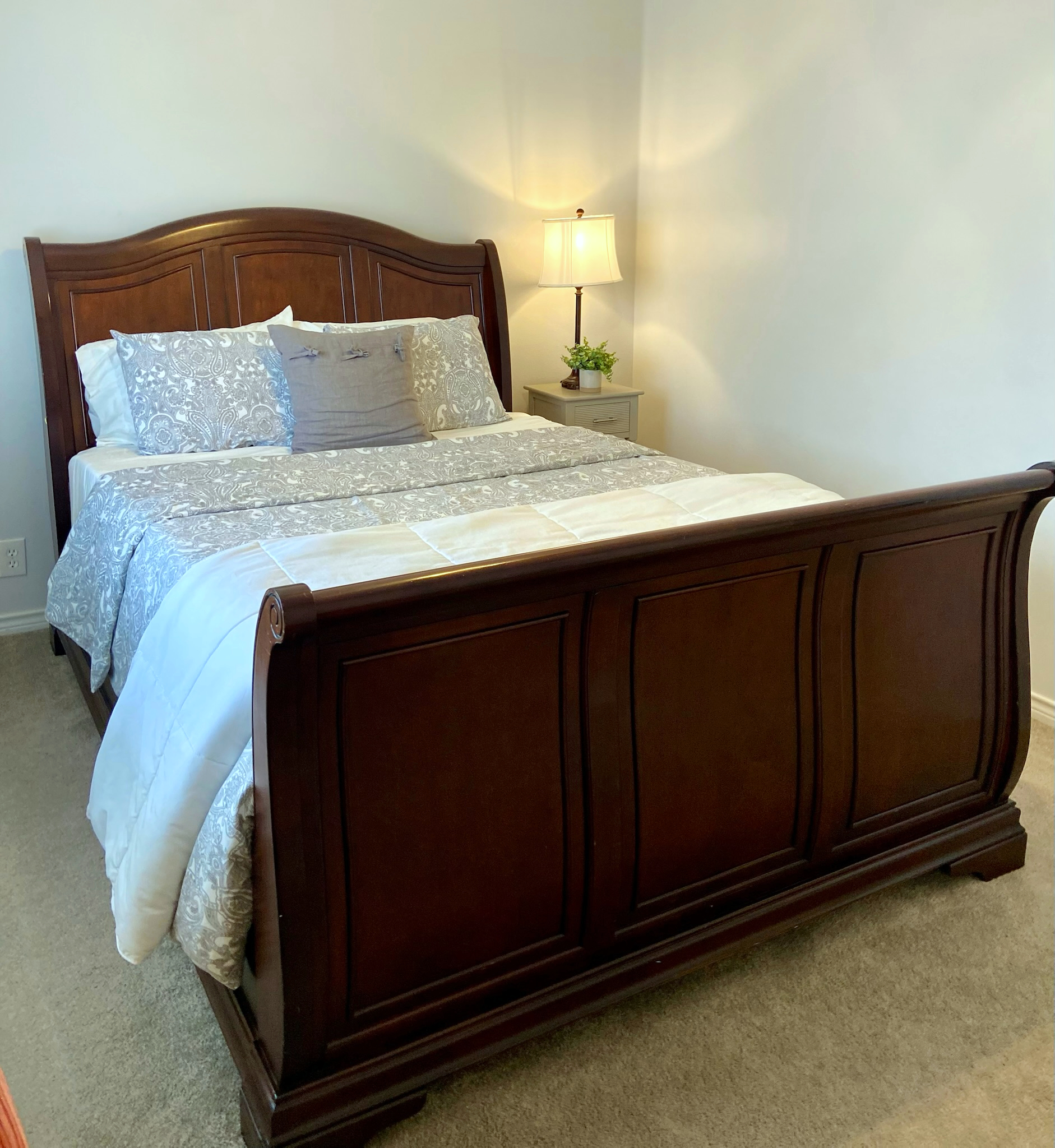 Farmhouse bedroom 2 - queen bed