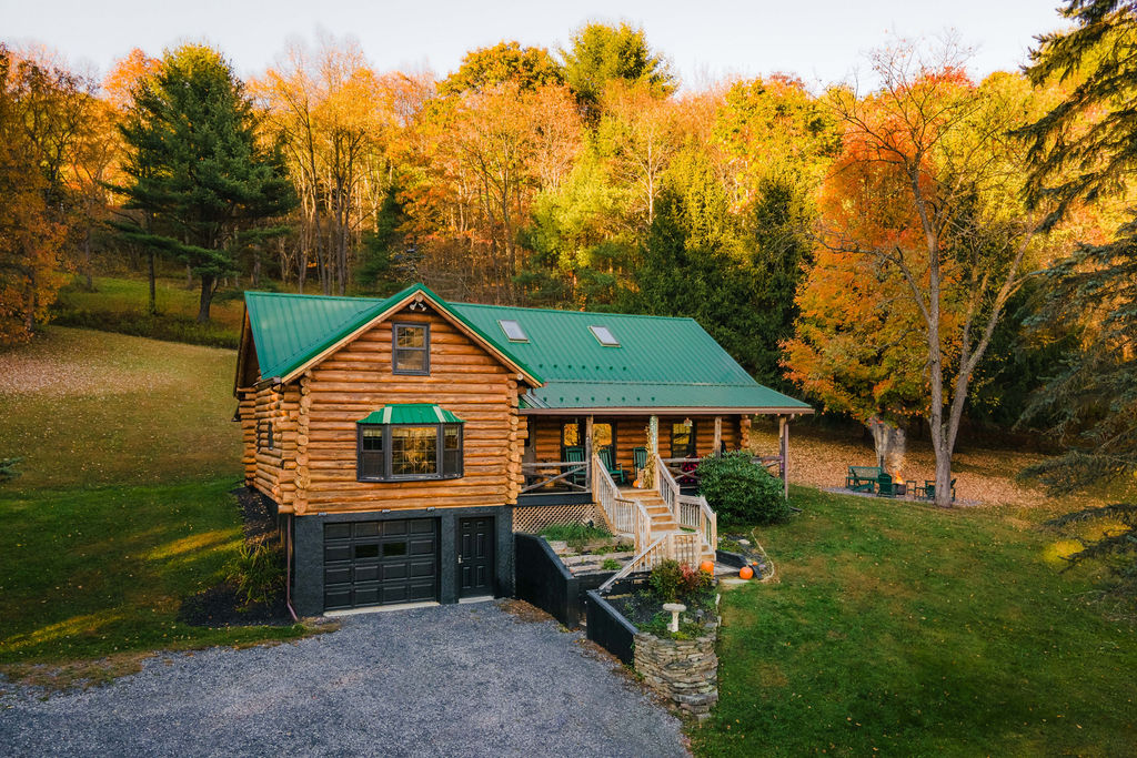 Welcome to Great Bear Cabin — a glowing log retreat in the heart of PA’s stargazing country. Unwind on the wraparound porch, explore the outdoors, and make memories under the stars.