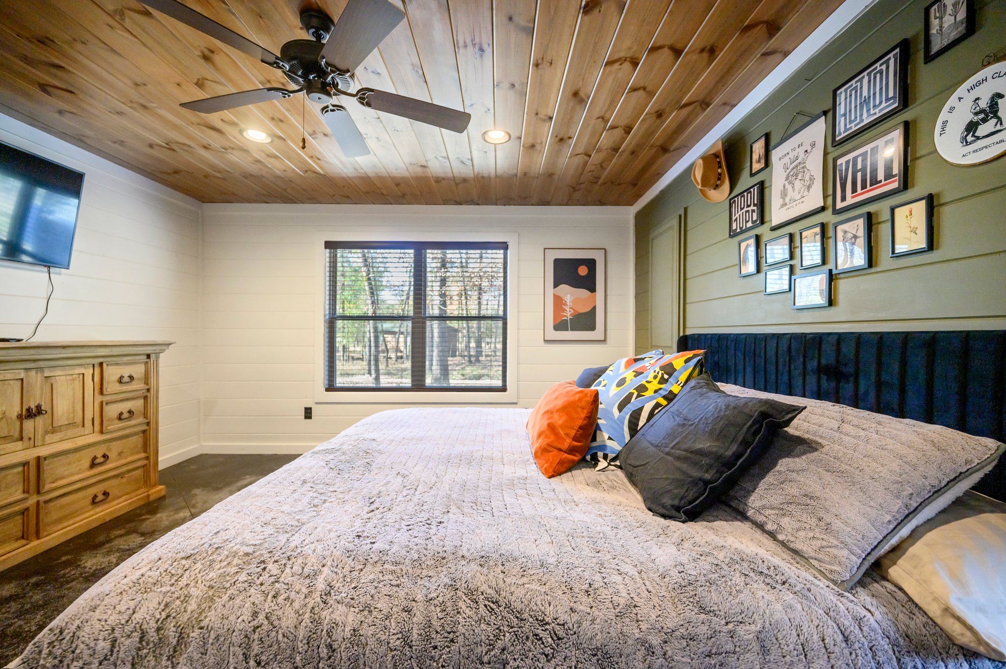Let the natural beauty of oak trees greet you every morning through the window in the king bedroom.