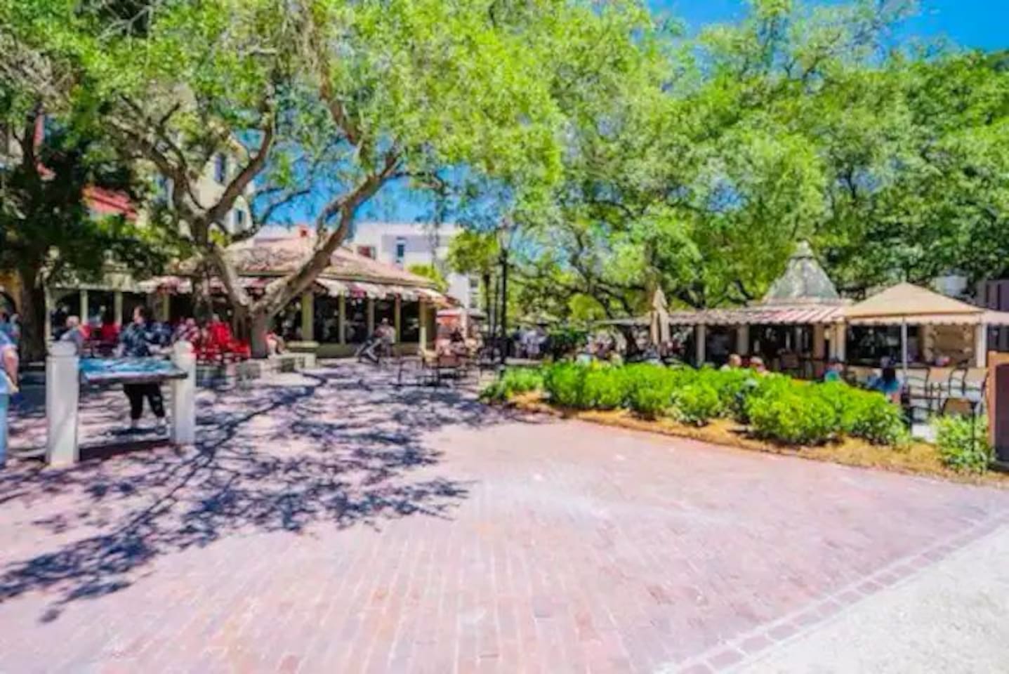 Harbour Town shops and restaurants
