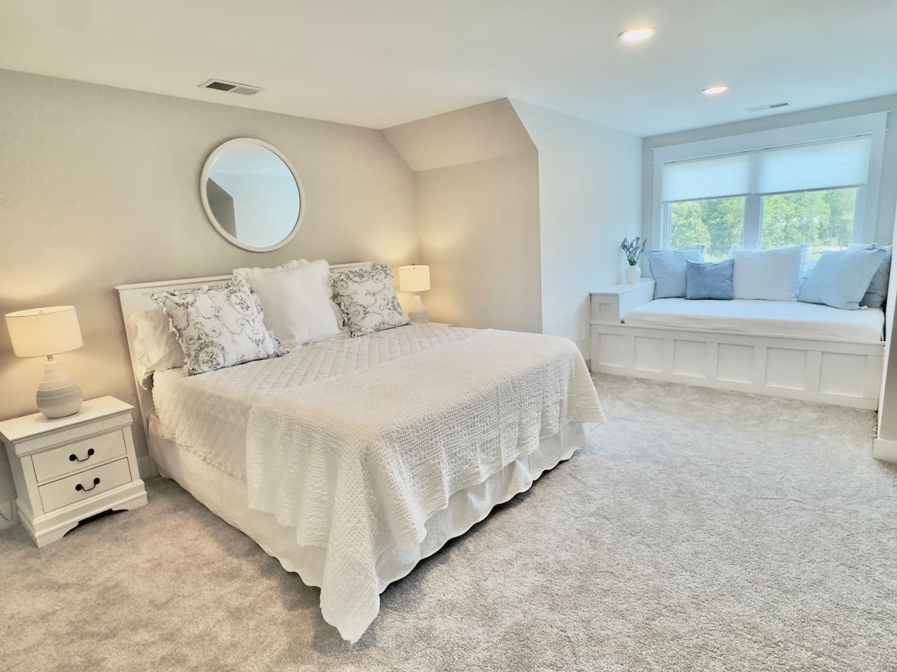 This upper level king suite also has an en-suite full size window bed, perfect for kids to sleep with parents. Pictures don't do this room justice - pure luxury! Done in whites and blues, no detail was spared, plush mattress and luxurious full bath!