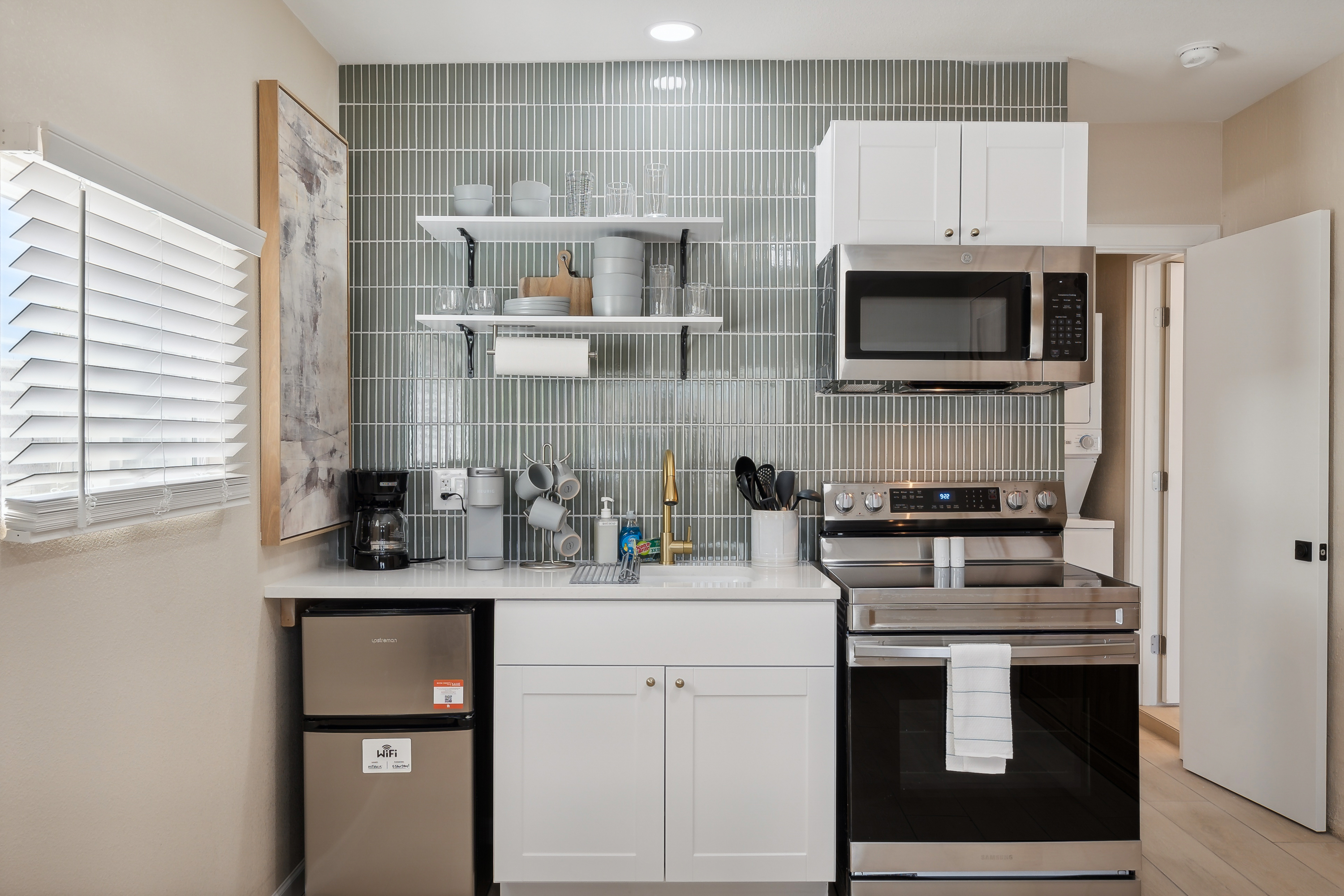 Modern Studio | Private Patio | Near airport 3