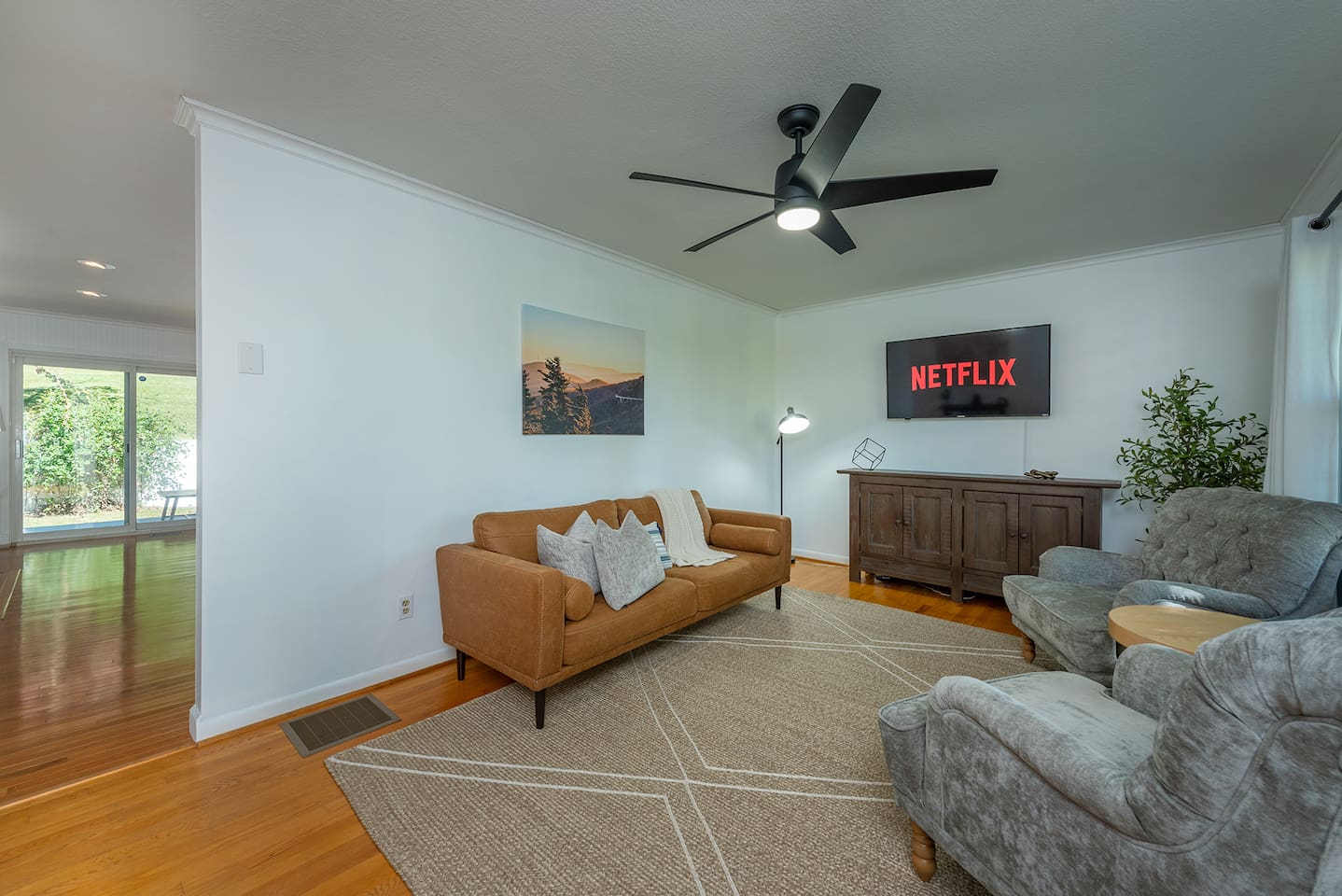 Cozy - Living Room w sifa & over stuff chairs w side table w gorgeous view. TV w several Roku, Netflix, prime etc options 3-TV in 2/1