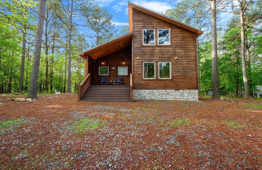 Beautiful forest cabin offering privacy, comfort, and rustic charm