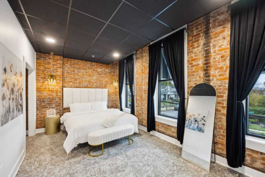 Kentucky Oaks Suite Bedroom