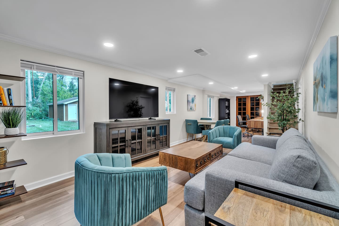 The open-concept design living area allows you to change your settings quickly without missing a moment of fun.