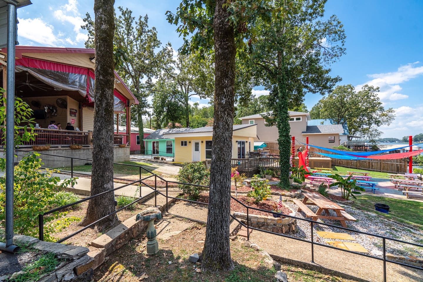 Outdoor Retreat: Enjoy vibrant gardens and lake views right from your doorstep! Perfect for relaxing!