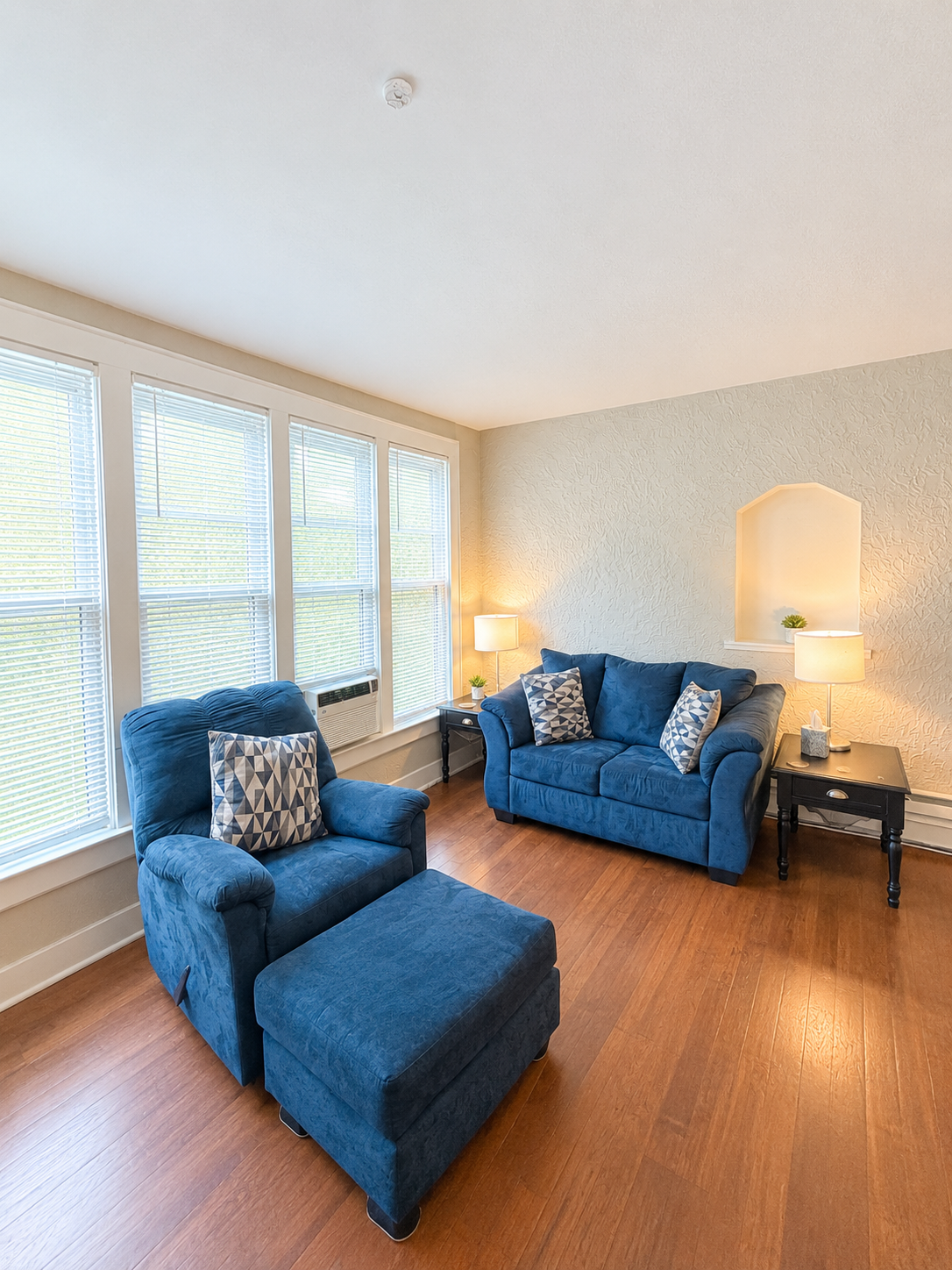 Living Room w/ Smart TV