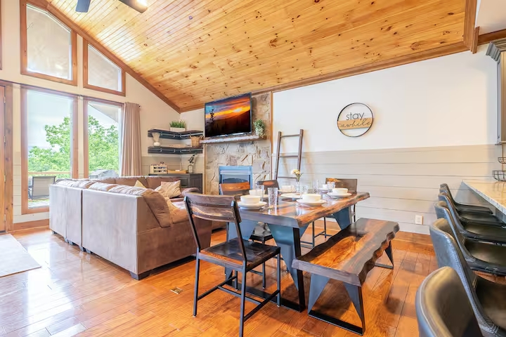 Dining Area - Table seating for 8
