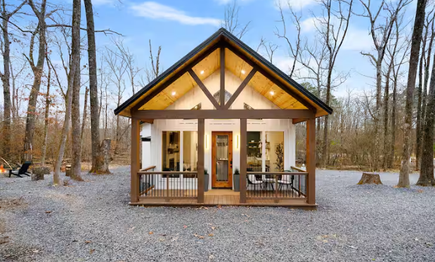 Modern cabin retreat tucked among the pines