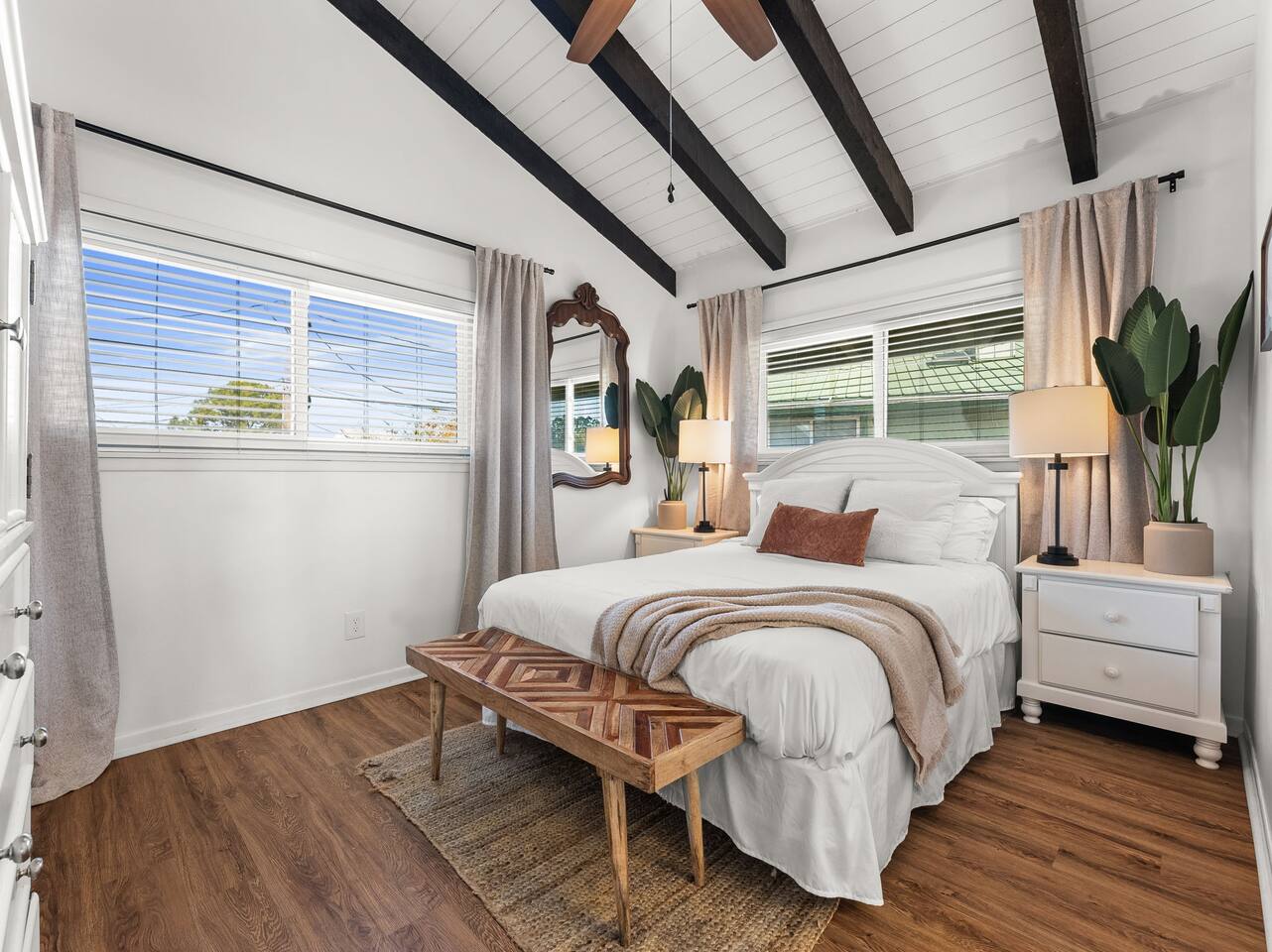 Queen bedroom with en suite bathroom.