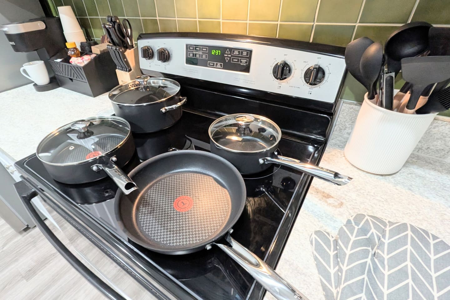 Full set of cooking supplies including pots, pans, & cooking utensils. 